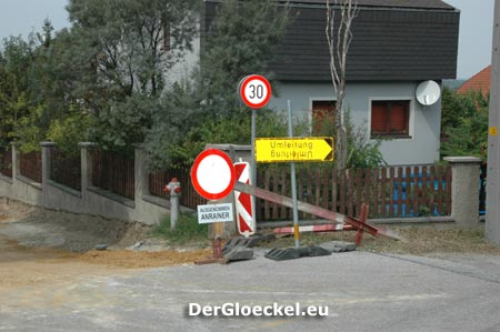 Jetzt auch eine Umleitungs-Beschilderung mit gültiger Verordnung im oberen Bereich der Baustelle am Pfaffenbergweg