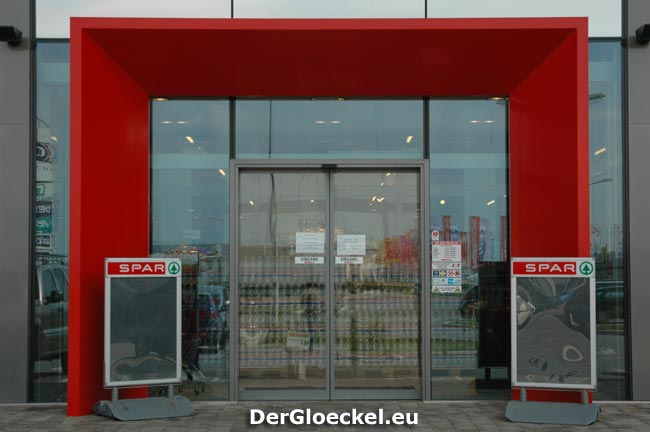 Als wir den Supermarkt wieder verließen waren alle Sperrhinweise entschwunden 12:10 Uhr