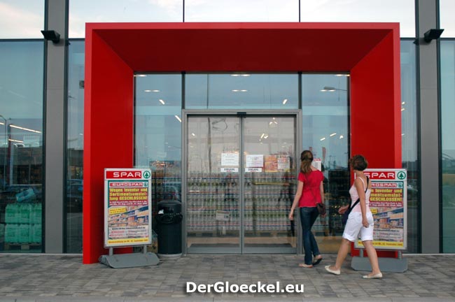 Nicht alle Kunden beim EUROSPAR "übersahen" die Hinweistafeln über die Marktsperre