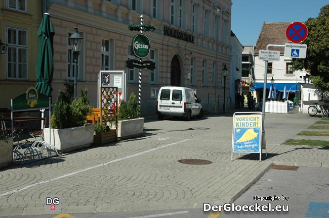 In der Bezirkshauptstadt Bruck an der Leitha: Der "Schutzengel" der ÖVP vor der Volksschule, wo gar kein Kraftfahrzeugverkehr stattfinden darf - reine Parteiwerbung aus unserer Sicht