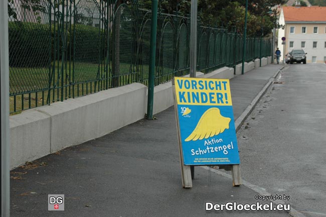 Hauptschule Hainburg/D.: dieser Gehsteig ist von Haus aus schon als schmal zu bezeichnen (Breite 164cm). Hunderte Schüler dürfen täglich auch diesem Plakatständer ausweichen, da darf es dann auch nicht verwundern, daß er mehrmals umgeworfen angetroffen wurde ...