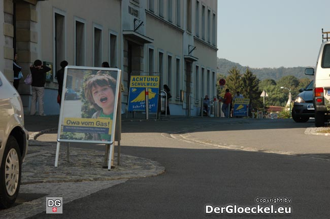 Volksschule in Hainburg: vier aufgefädelte Plakate, größer als manche Taferlklassler - SPÖ positionierte zusätzlich an einem Straßeneck