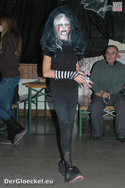 Moderne Zeiten: Eine junge Hexe auf Heelys