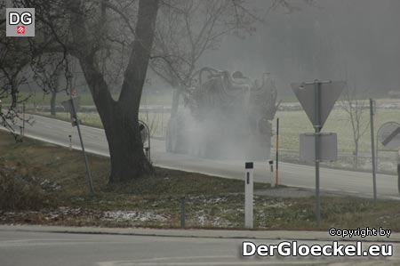 dieses Fahrzeuggespann mit starker Rauchentwicklung aus den Radkästen erweckte unsere Aufmerksamkeit