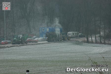 Der Traktor mit rauchendem Anhänger am Weg zum Betriebsgelände