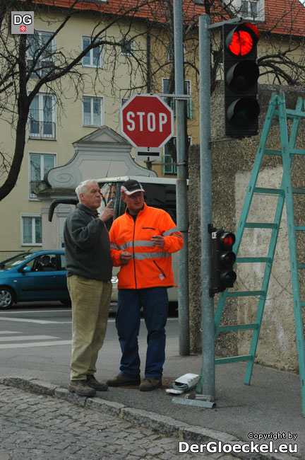 Str. Pagacs bei den Montagearbeiten im Gespräch mit dem Mitarbeiter der Firma Zetsch