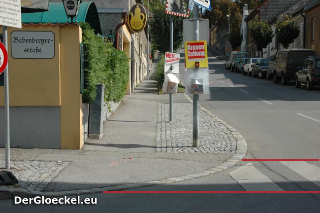 Sichtbehinderung: Ein Fußgänger kann im vorderen Bereich dieses Schutzweges bereits die Fahrbahn betreten haben ohne den Fließverkehr einsehen zu könen