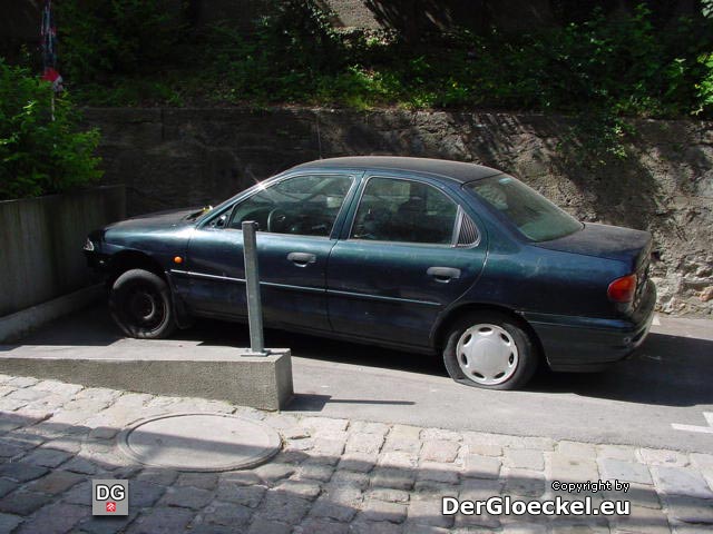 Einmal ein LKW-Zugfahrzeug, dann Firmen-LKW´s oder eine Autoleiche. Niemand traut sich mehr gegen die Sippen aufzutreten - Gewalt und Gewaltandrohung Bestandteil des täglichen Lebens in der Wohnhausanlage. Die Bedrohung eines österreichischen Mieters 2009 durch den türkischen Hausmeister finalisierte in einem Polizeieinsatz. Eine Zeugin entschuldigte sich bei dem Österreicher dafür, daß sie nicht vor der Polizei aussagte. "Ich habe Angst", sagte sie. Das Verfahren gegen den Hausmeister wurde vom Gericht eingestellt ...