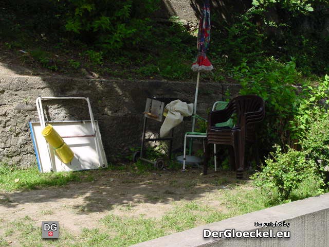 vereinnahmte Grünflächen - in der "Hochsaison" sind 4 Grillplätze mit über 50 Personen in der Hofanlage keine Seltenheit