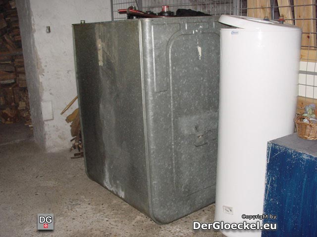 Nach dem Einbau eines Stiegengeländers konnte der Heizöltank nicht mehr abtransportiert werden - Zwischenlagerung gegen feuerpolizeiliche Bestimmungen am Kellergang