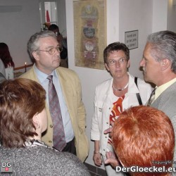 Bürgermeister von Rohrau, Herbert Speckl im Gespräch mit Gästen