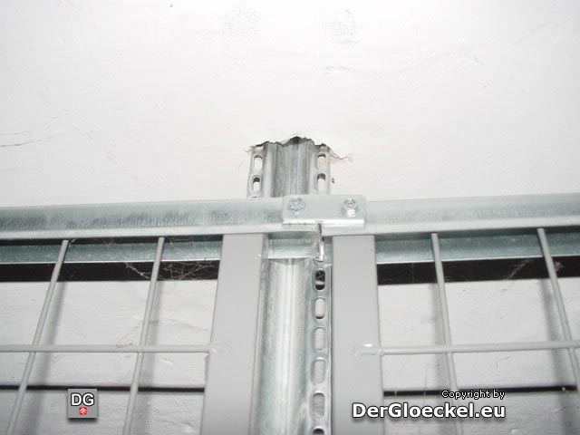 Ö-Norm gerechte Arbeiten? - Nach Kellereinbrüchen wurden die Abteile aus Gitterelemtenten errichtet und die Metallstreben einfach ins Mauerwerk geschlagen