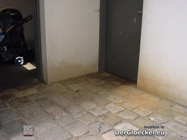 strenge Gerüche in der Wohnhausanlage - Eltern lassen Kinder ihre Notdurft im Hof verrichten