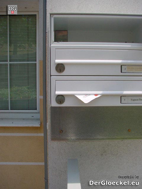 Um diese Postkästen zu Öffnen bedarf es der Geschicklichkeit des Mieters - Schloß und Anschlag auf der falschen Seite