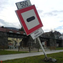 Schiffahrtszeichen weisen auf das Inkrafttreten des Schengen-Abkommens zwischen Österreich und der Slowakei hin