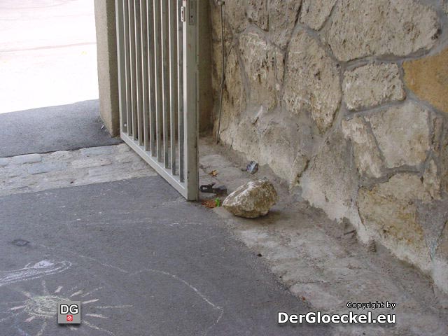 die Tore müssen mittels Steinen fixiert werden, weil Kinder durch Hutschen bereits mehrfach Reparaturarbeiten auslösten - die Eltern kümmert es nicht - viele agieren unbeaufsichtigt - Bälle fliegen fast täglich auf die Straße