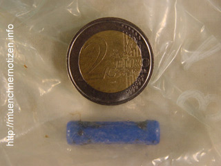 Der abgegangene Fremdkörper mit Größenvergleich einer 2.- Euromünze