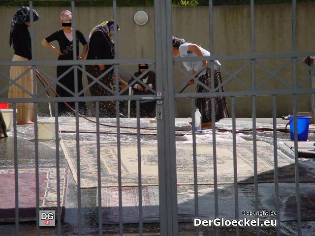 Großwaschtag auf Kosten der Allgemeinheit - Freunde, Bekannte und Verwandte bringen ihre Teppiche gleich von zu Hause mit zur Reinigung