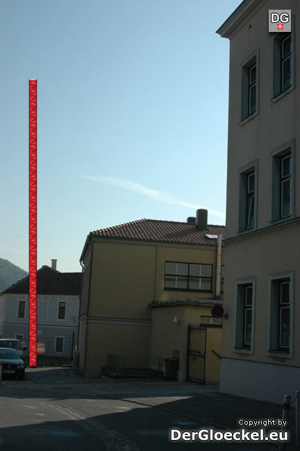 Zur Veranschaulichung: die rote Säule markiert die Höhe des geplanten 20 Meter hohen "Glockenturms"
