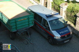 Ein Polizeiauto passiert die Örtlichkeit
