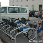 Verleihrad-Station von next bike vor der Kulturfabrik Hainburg mit der Projektverantwortlichen Frau Mag. Maria LACKNER