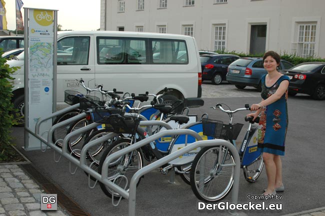 Verleihrad-Station von next bike vor der Kulturfabrik Hainburg mit der Projektverantwortlichen Frau Mag. Maria LACKNER