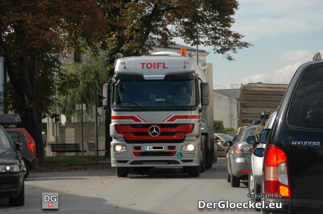 16.9.2010 - 14:13 LKW am Wege zur Baustelle