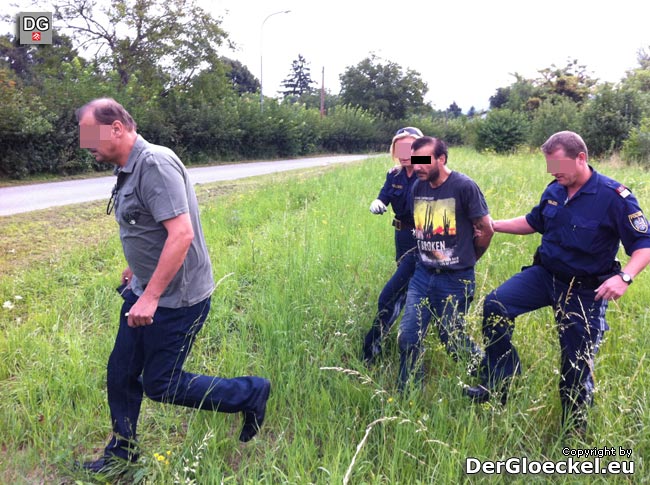 Polizeibeamte führen den mutmaßlichen Kriminellen ab