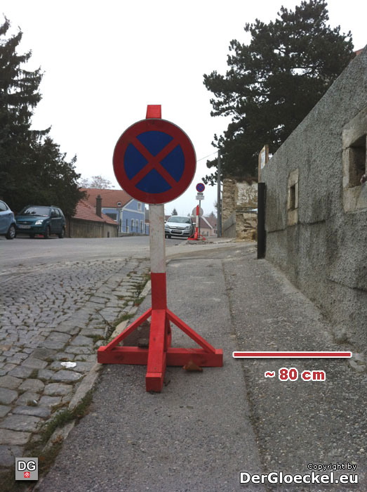 Nur 80cm Gehsteigrestbreite am Schulweg | Foto: DerGloeckel.eu